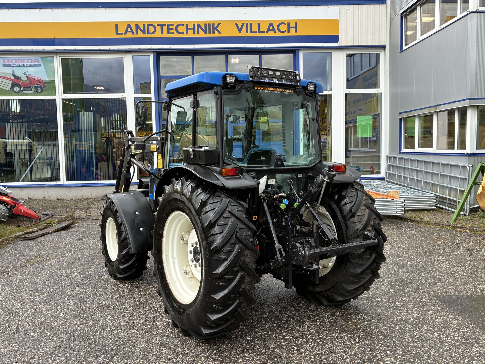 New Holland T4030 DeLuxe 3