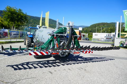 Joskin Alpina 2 6000 S + Vogelsang UniSpread 7,5 m