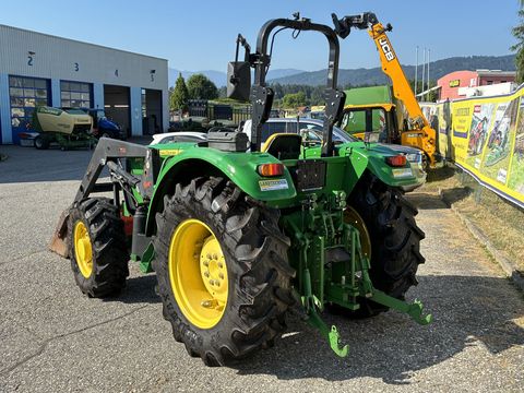 John Deere 5055E