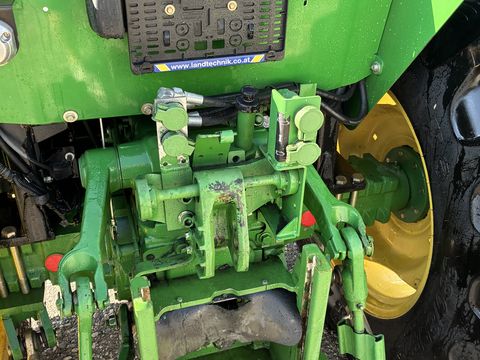 John Deere 5055E