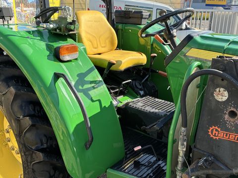 John Deere 5055E
