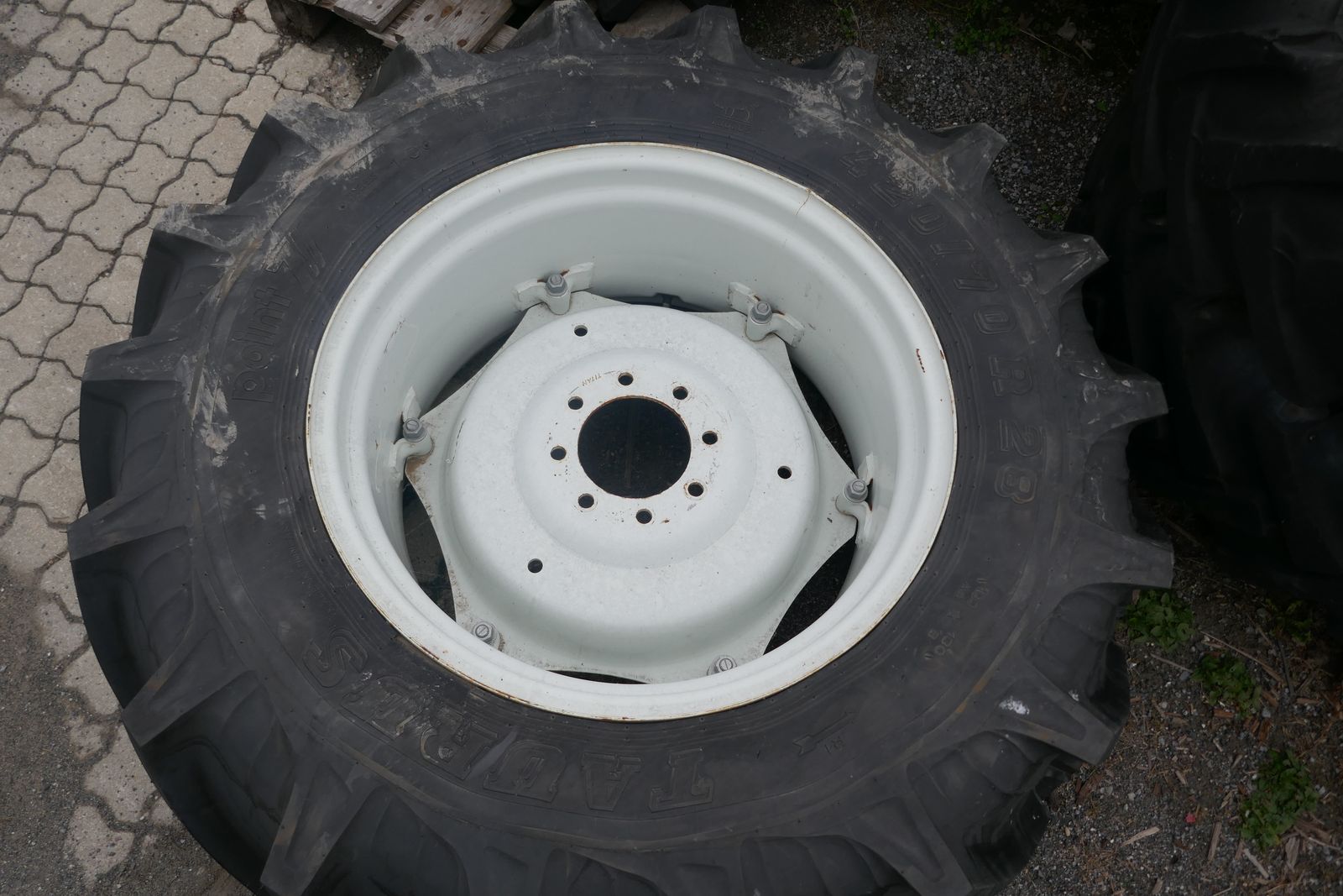 Taurus 420/70R28 mit NH Felge 1