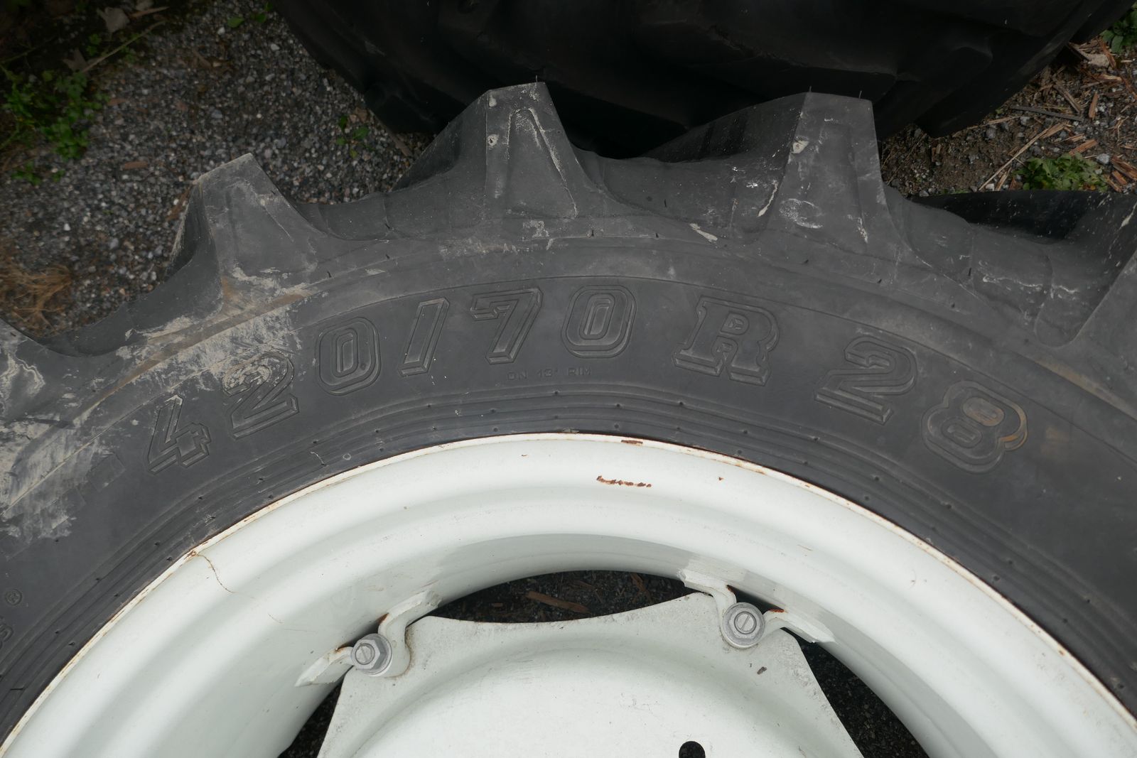 Taurus 420/70R28 mit NH Felge 2