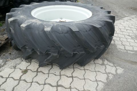 Taurus 420/70R28 mit NH Felge