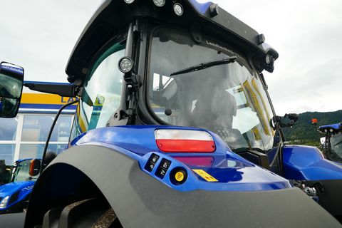 New Holland T6.145 Auto Command SideWinder II (Stage V) 