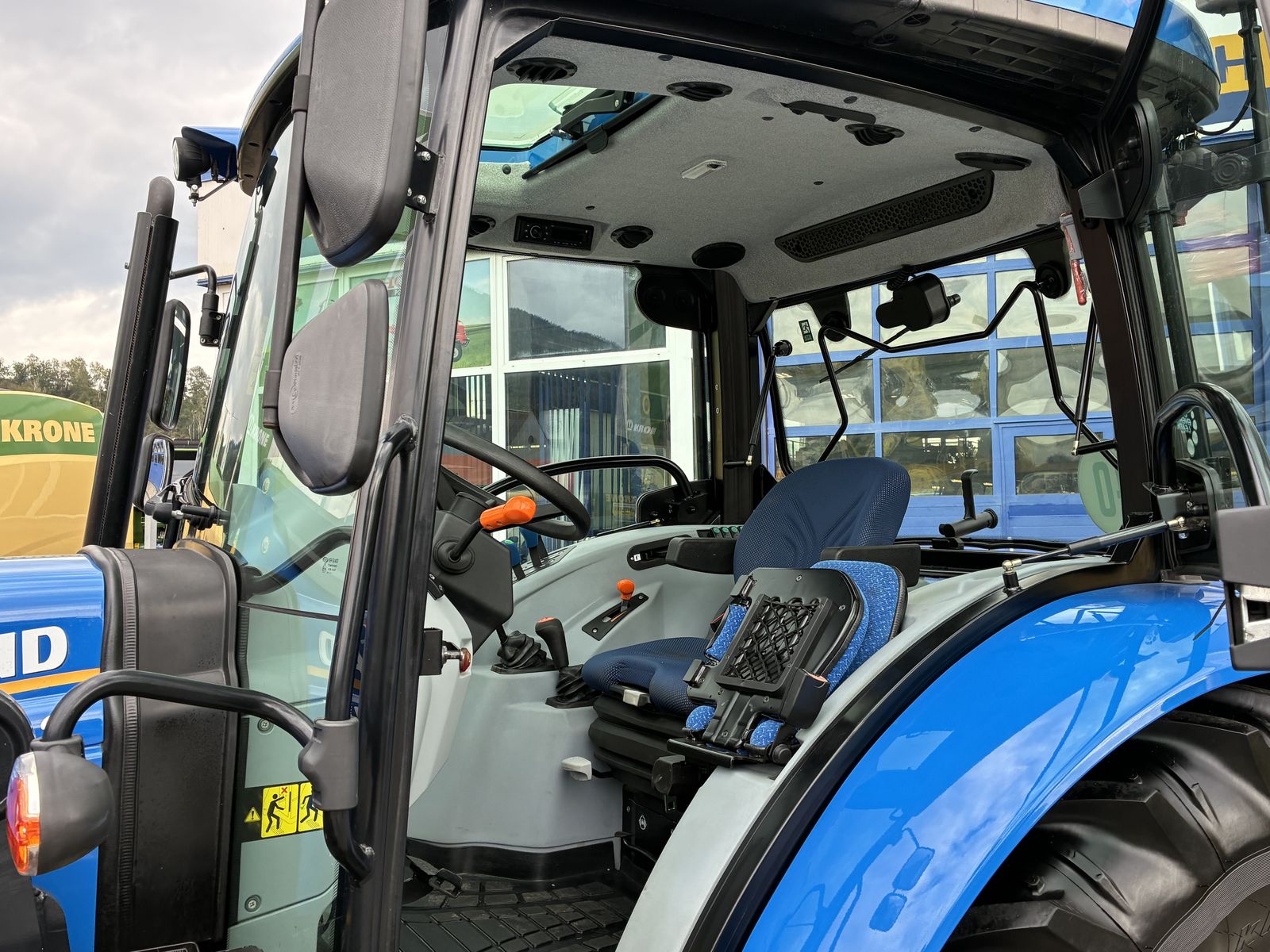 New Holland T4.75S 3