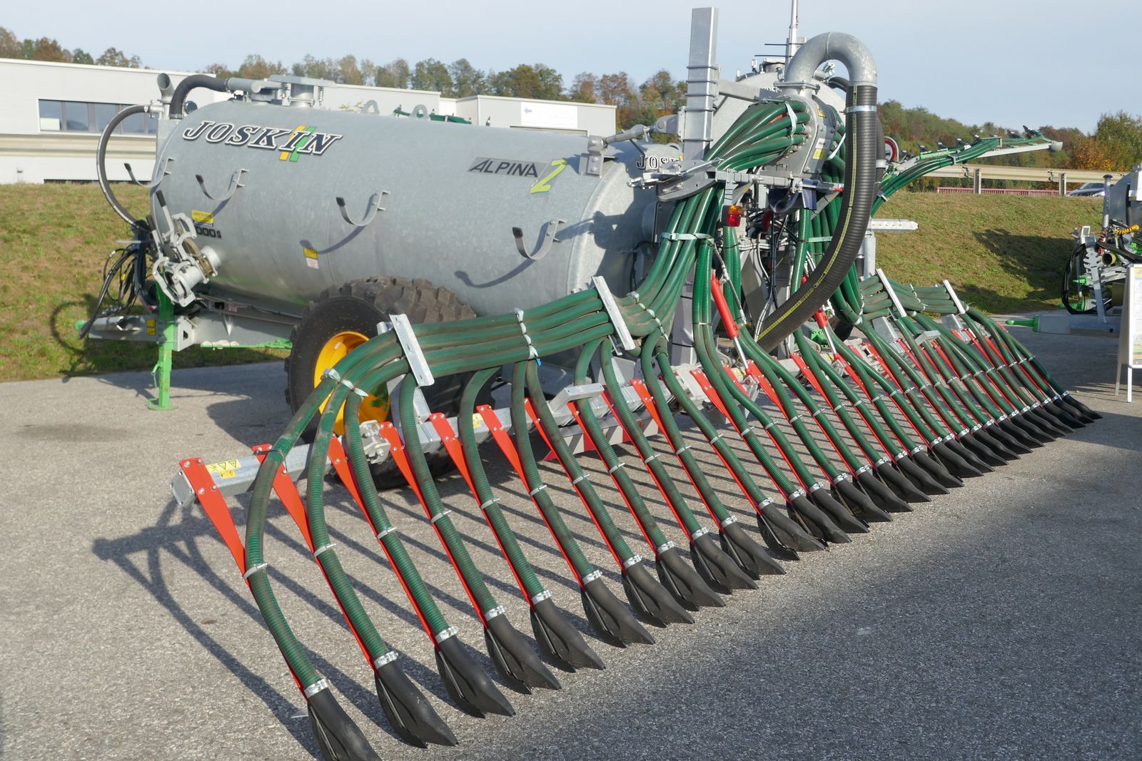 Joskin Alpina 2 6000 S + Vogelsang UniSpread 7,5 m 1