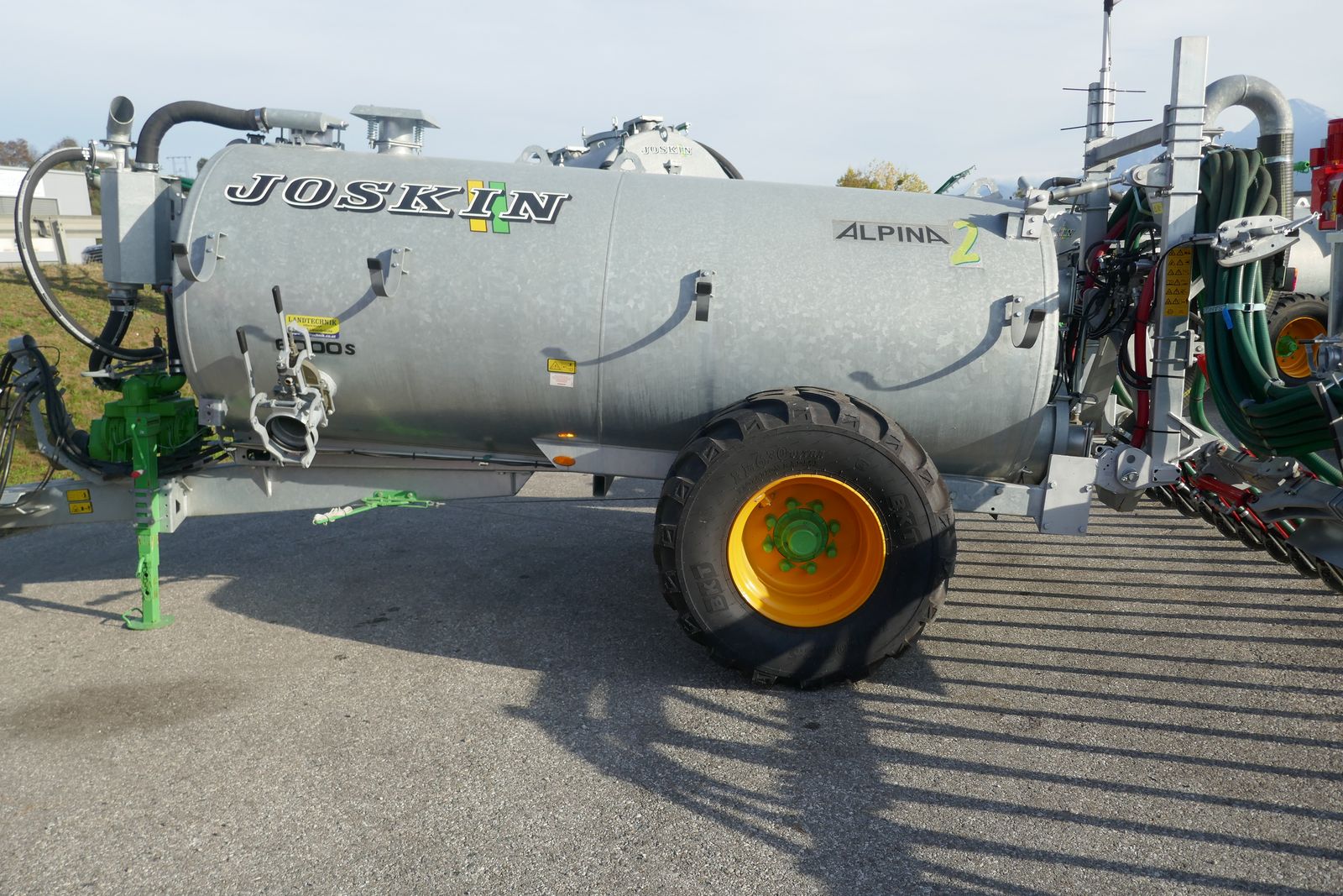 Joskin Alpina 2 6000 S + Vogelsang UniSpread 7,5 m 2