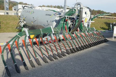 Joskin Alpina 2 6000 S + Vogelsang UniSpread 7,5 m