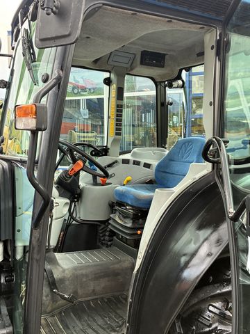 New Holland T4030 DeLuxe