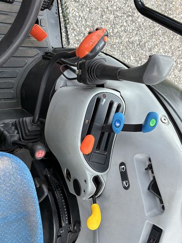 New Holland T4030 DeLuxe