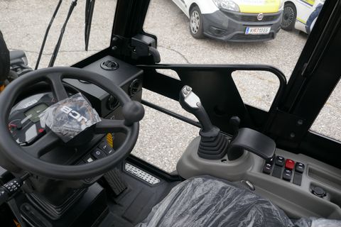 JCB 403 Agri Plus