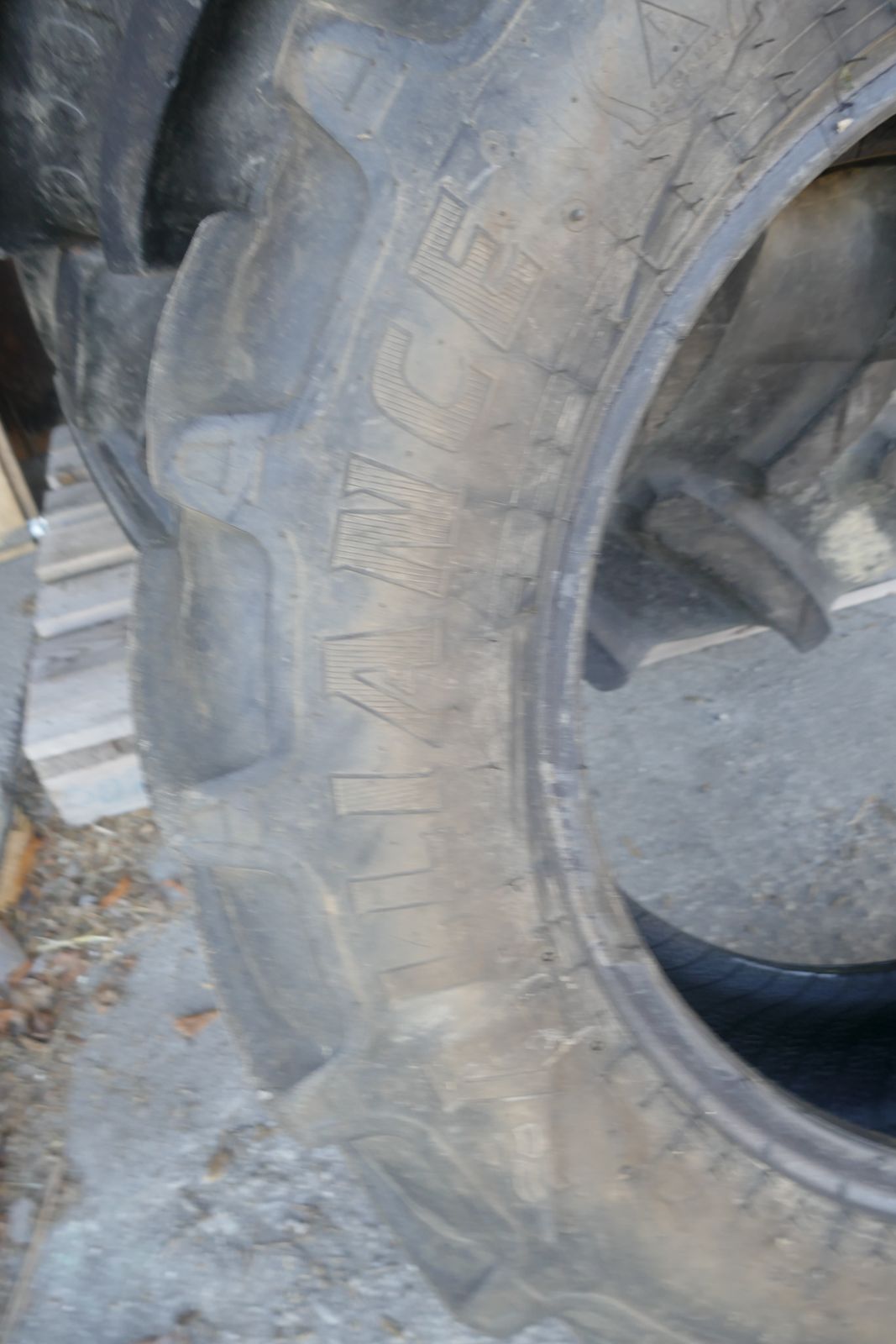 Alliance 280/85R24 3