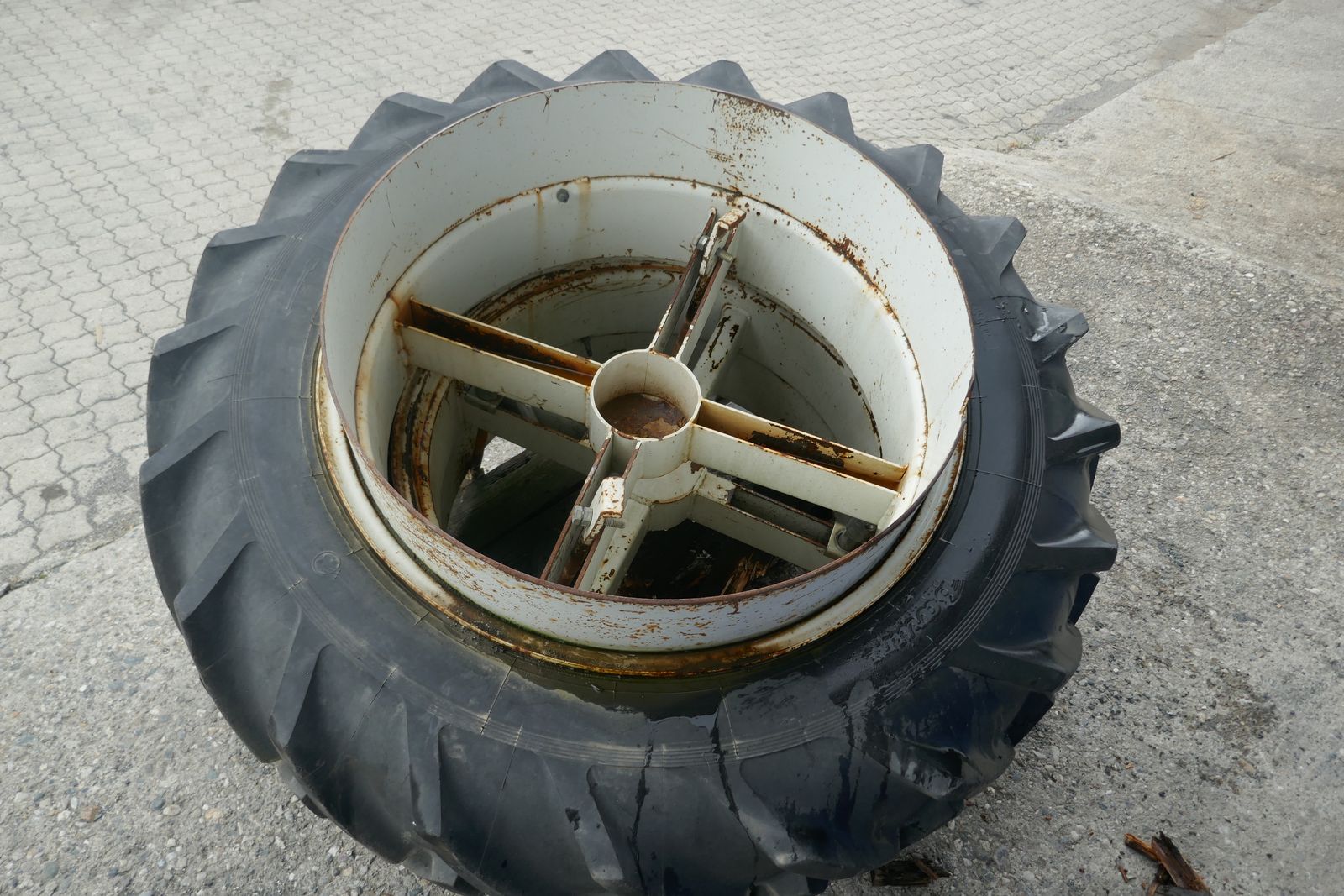 Trinker 12.4-32 Zwillingräder 2