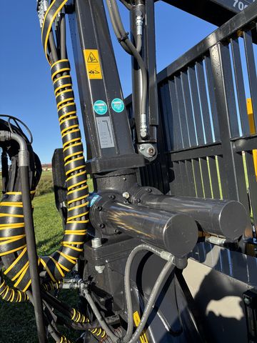 Country Country 110D mit Kran 700 Pro