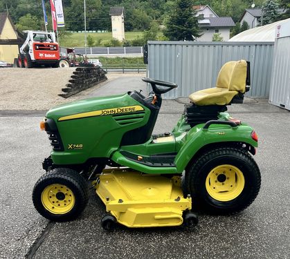 John Deere X748