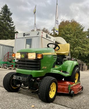 John Deere X748