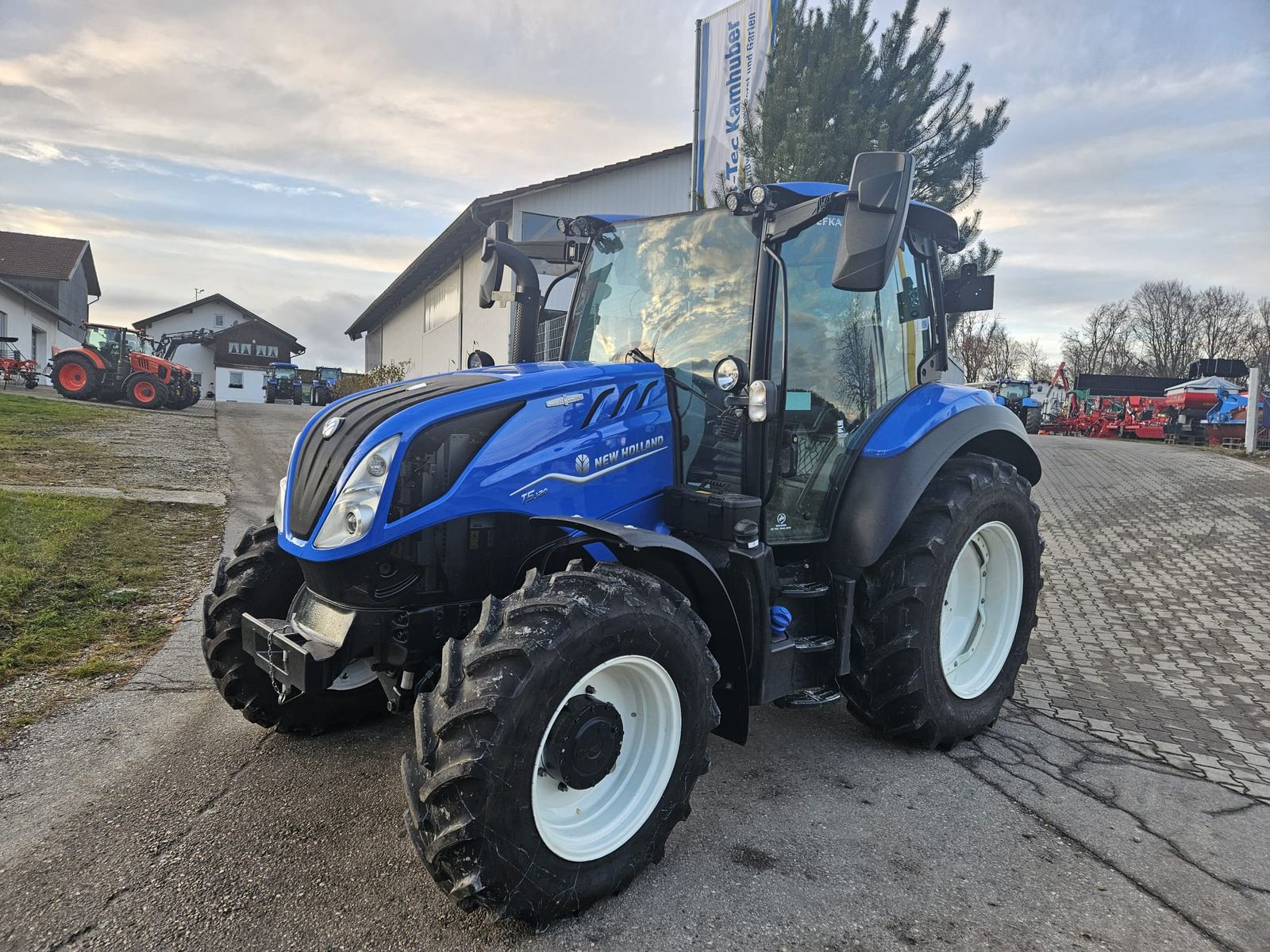 New Holland T5.120 Auto Command (Stage V) 1