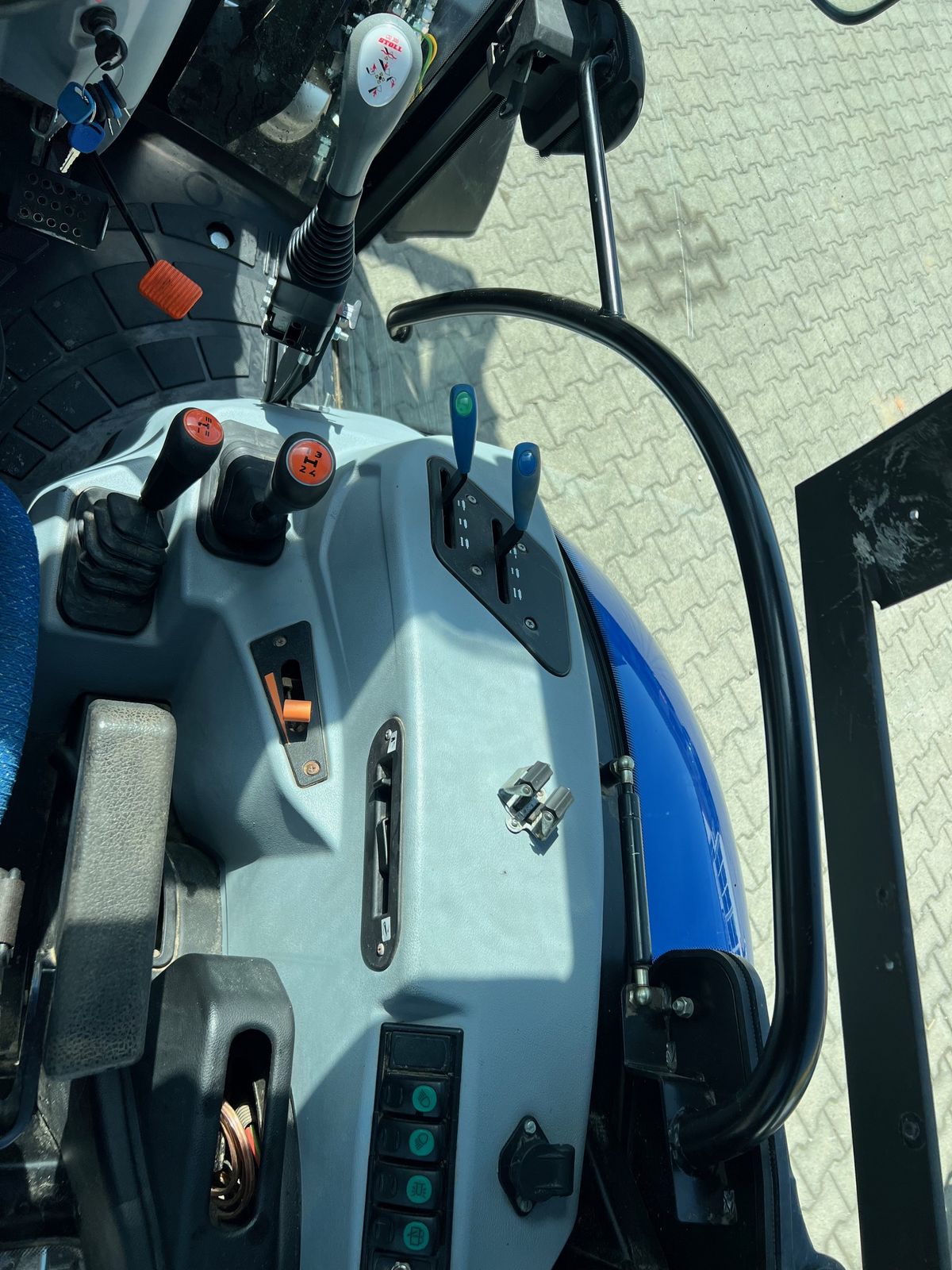 New Holland T4.75S 1