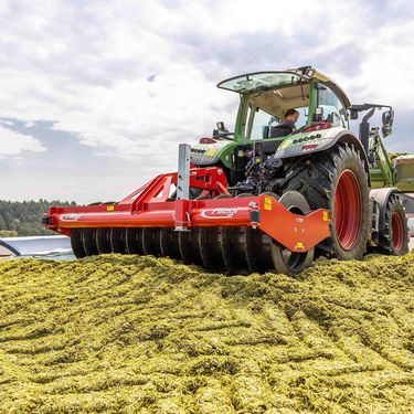 Fliegl Silowalze zur Silageverdichtung