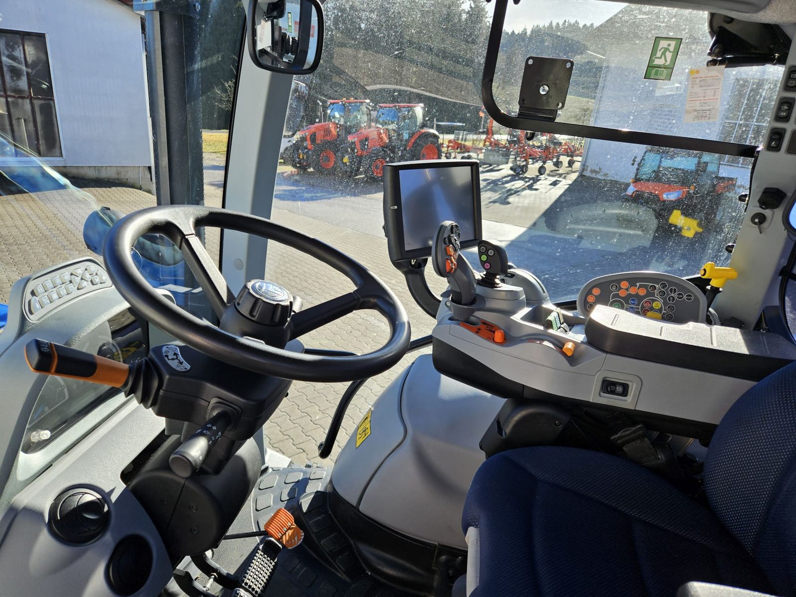 New Holland T6.180 Dynamic Command SideWinder II 3