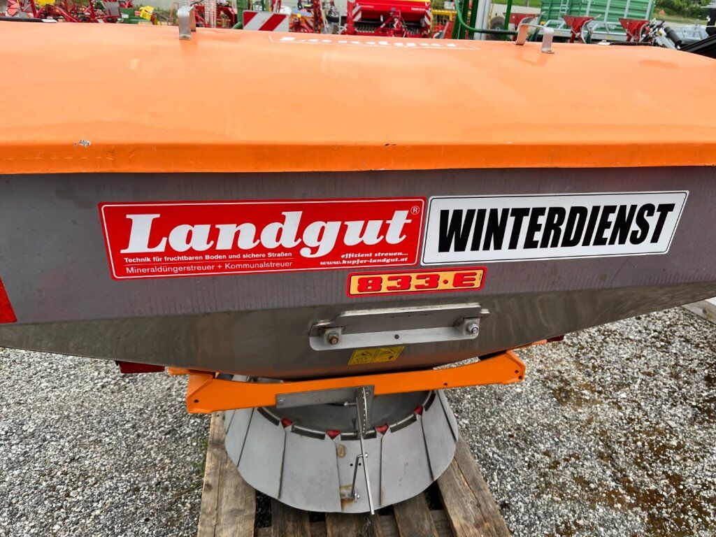 Landgut 833E Streuer 2