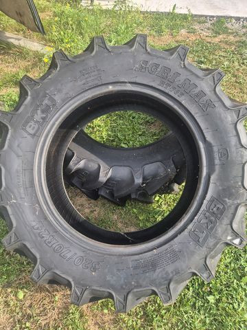 BKT 320/70R24
