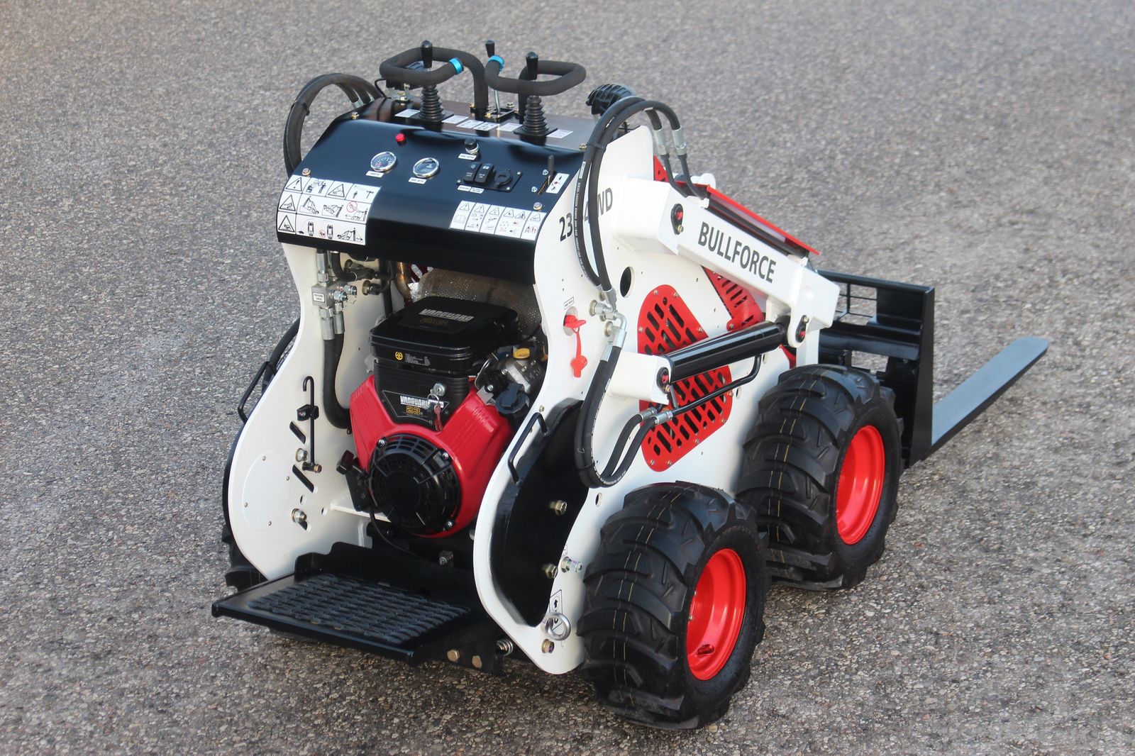 Bullforce BF230-4WD Minilader Hoflader 3