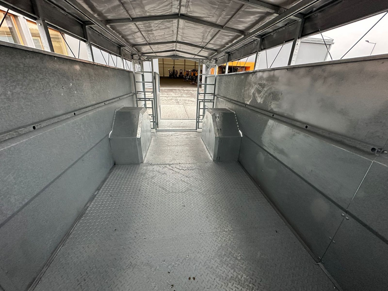 Cynkomet Viehanhänger Kurier T677H absenkbar  2