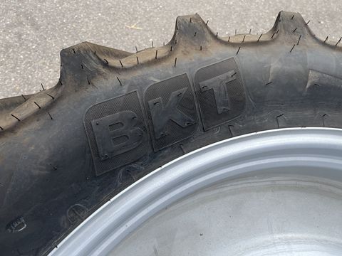 BKT 320/90 R54+320/85R38