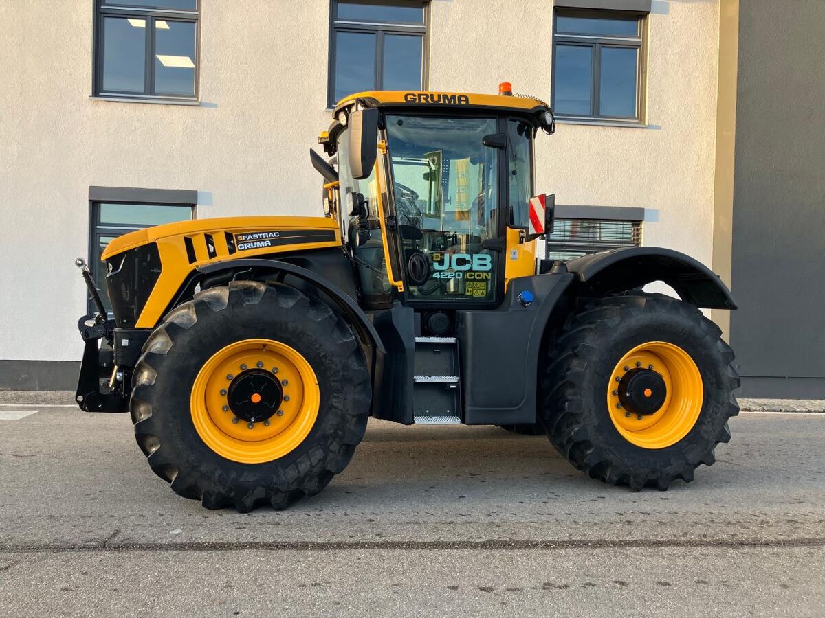 JCB Fastrac 4220iCON 2