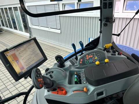 New Holland T 5.140 Dynamic Command mit Lenksystem