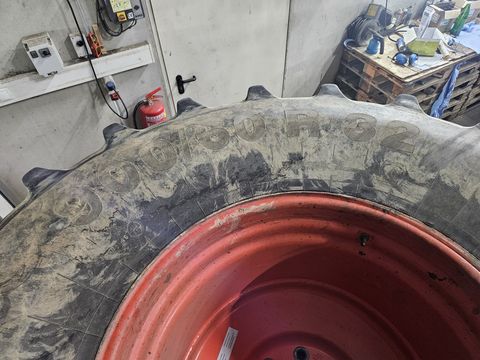 Continental 900/60 R32 SVT auf Felge 8-Loch