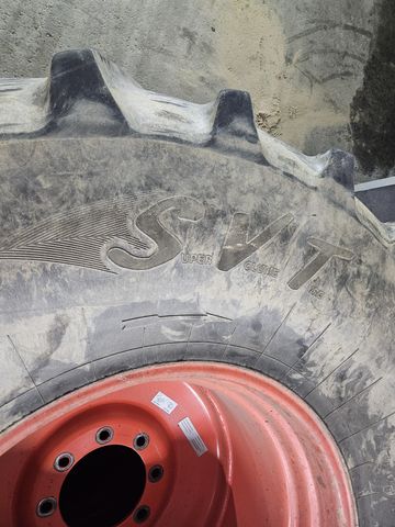 Continental 900/60 R32 SVT auf Felge 8-Loch