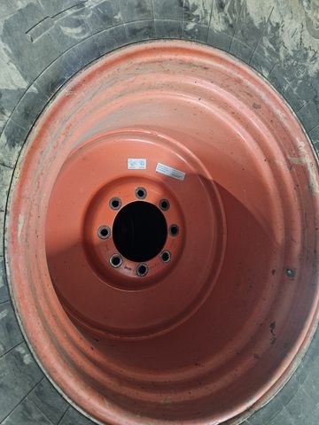 Continental 900/60 R32 SVT auf Felge 8-Loch