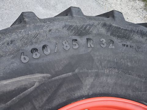 Continental 680/85 R32 auf Felge DW21Ax32 10-L