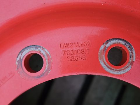 Continental 680/85 R32 auf Felge DW21Ax32 10-L