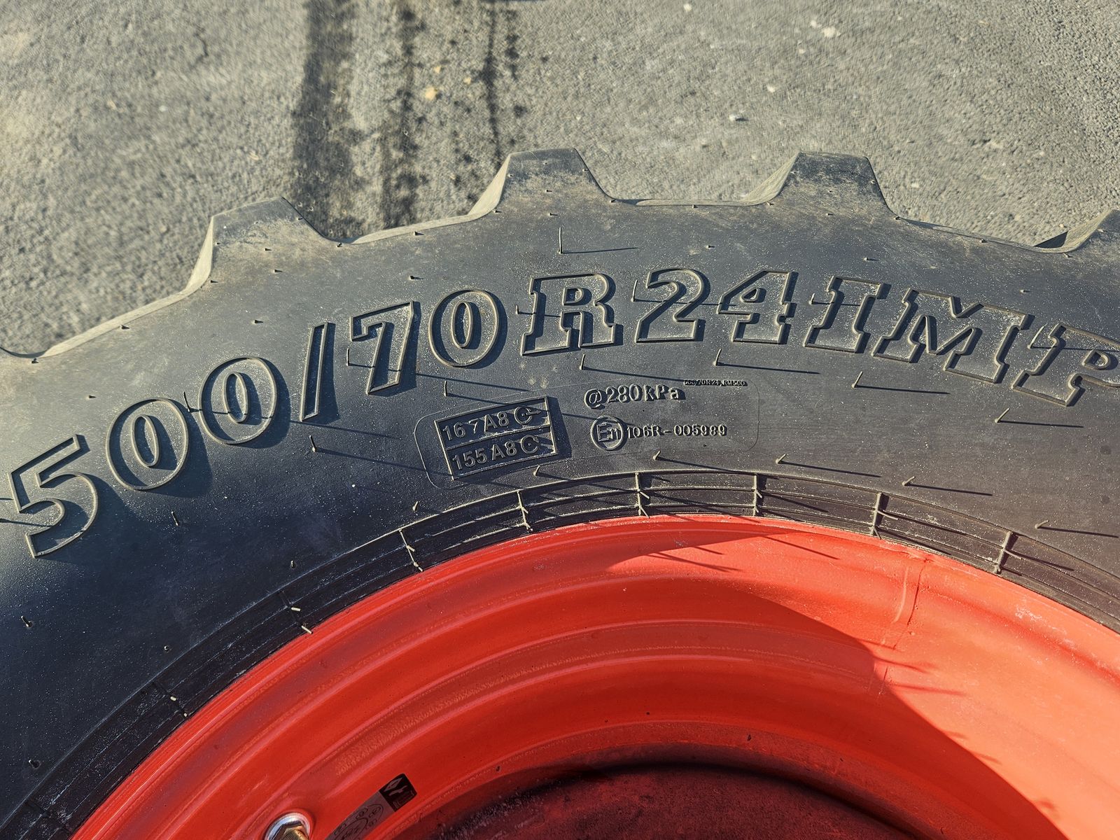 BKT RM 500 500/70 R24 Kompletträder 2