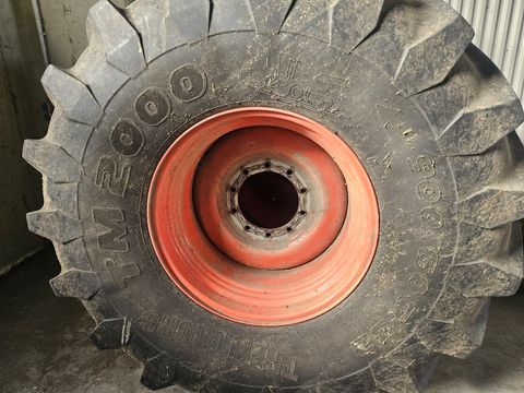 Trelleborg 900/60 R32 TM 2000 auf Felgen 10-Loch