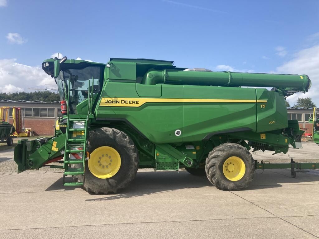 John Deere T5 700 MY25 1