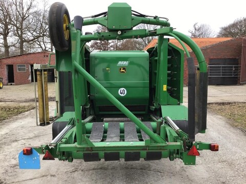 John Deere 744 KOMBI-RUNDBALLENPRESSE