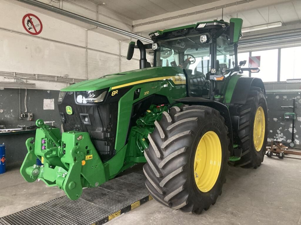 John Deere TRAKTOR 8R370 2