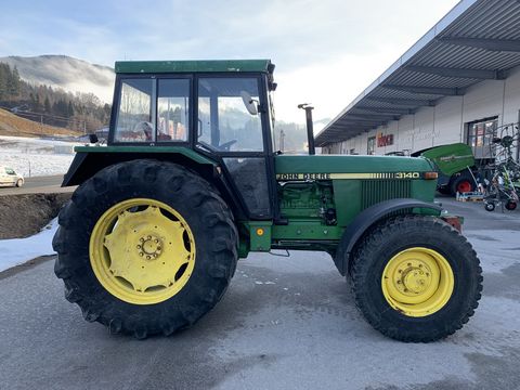 John Deere 3140