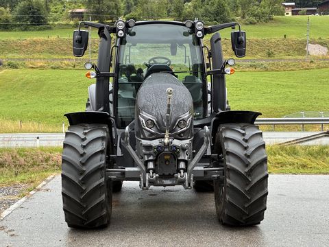 Valtra G135 V Schwarzmetallic