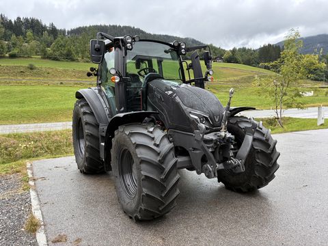 Valtra G135 V Schwarzmetallic