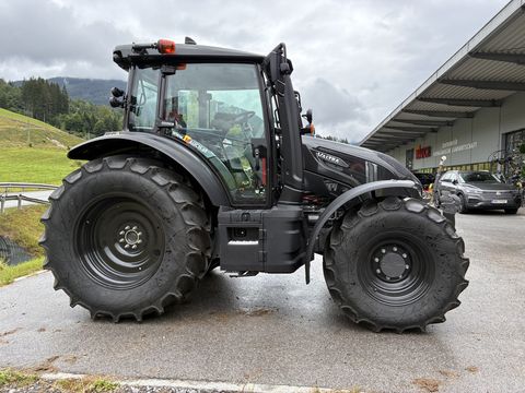 Valtra G135 V Schwarzmetallic