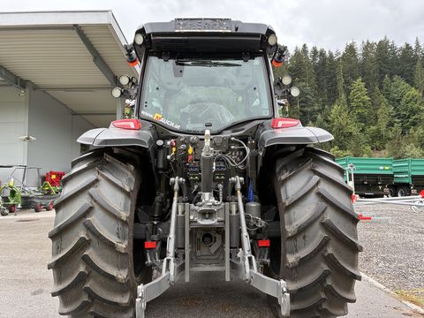 Valtra G135 V Schwarzmetallic