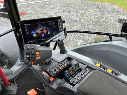 Valtra G135 V Schwarzmetallic