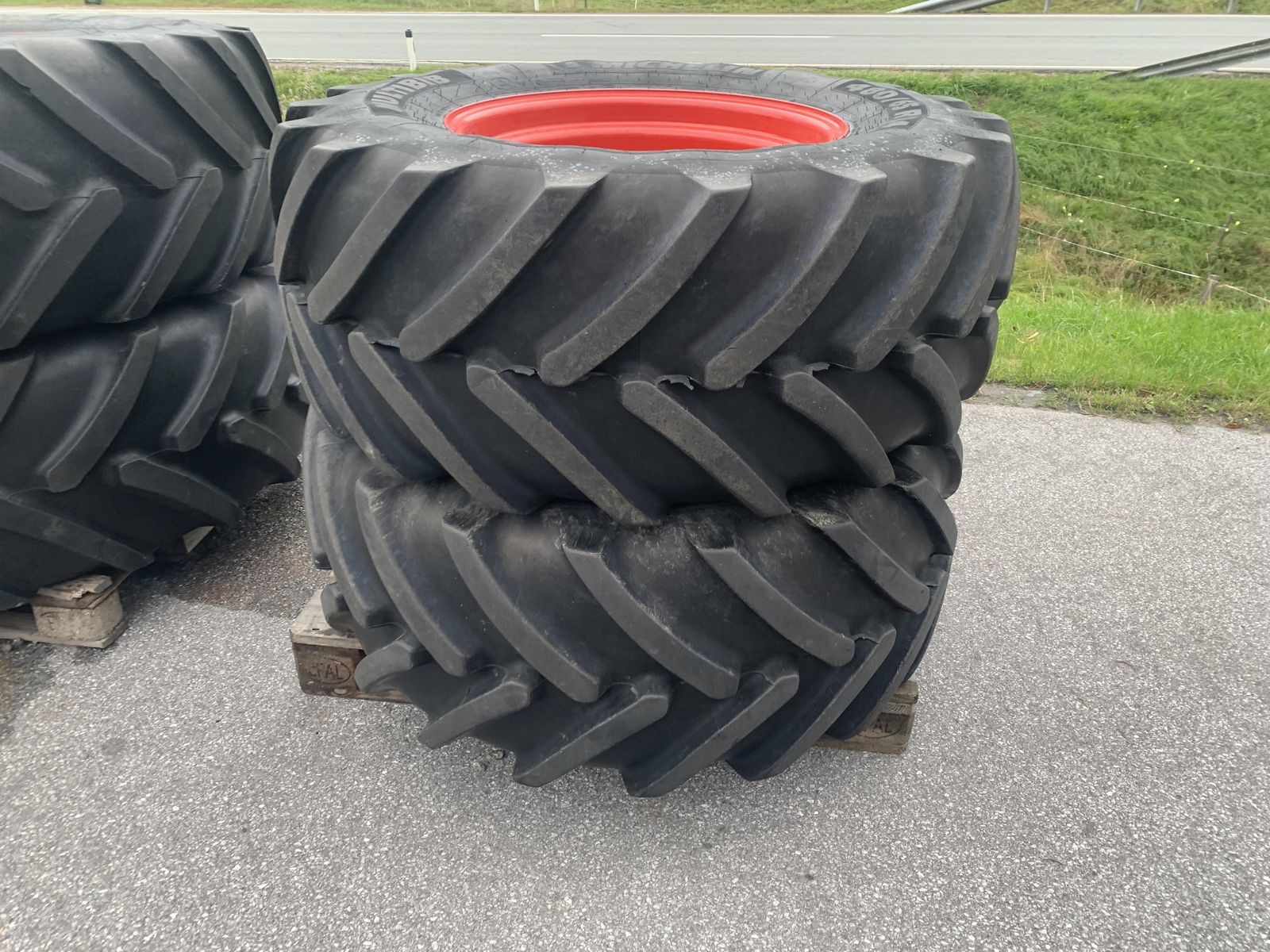 Michelin Kompletträder 540/65R38 u. 480/65R24 2
