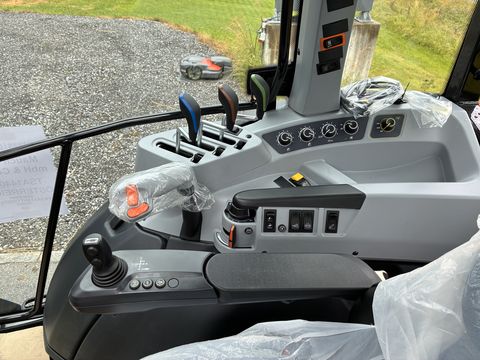 Valtra A115 Schwarzmetallic + Frontlader G4S